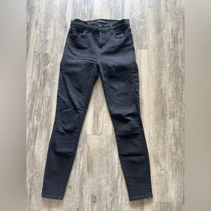 J Brand skinny legs Black jeans
•  Mid-Rise
•  5 Pockets
•  Zip & Button Closure